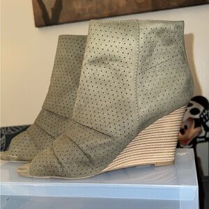 Report- Olive green open toe wedges